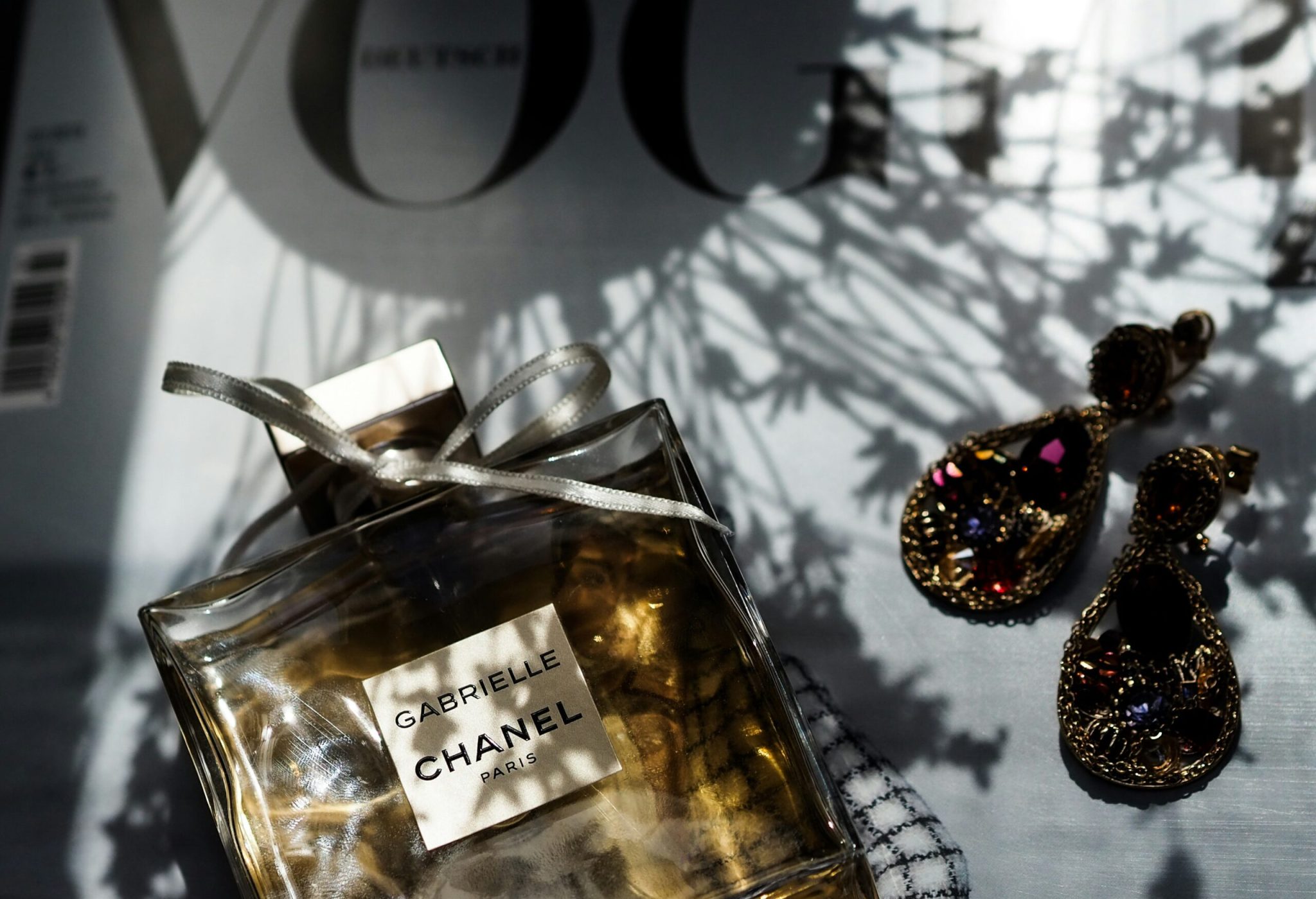 Bouteille de parfum Coco Chanel dans une ambiance sombre et élégante Bouteille de parfum Coco Chanel aux côtés du magasin Vogue